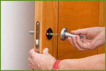 Neighborhood Locksmith Services New York, NY 212-659-0021 - 14-install-new-Lock